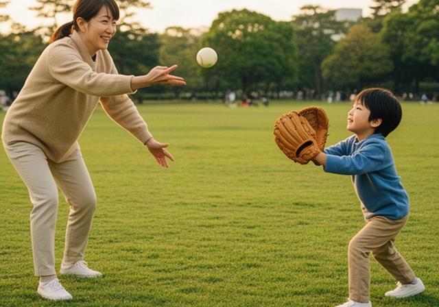 京都の芝生広場で親子が柔らかいボールを使ってキャッチボールをする様子